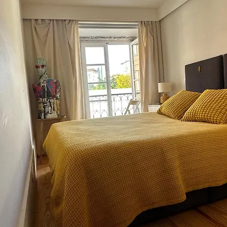 Cozy 1br, Private Terrace & Pool - Estrela | By Airnest Lisbon