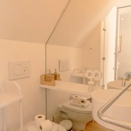 Apartment Cozy 1br, Private Terrace & Pool - Estrela | By Airnest Lisbon