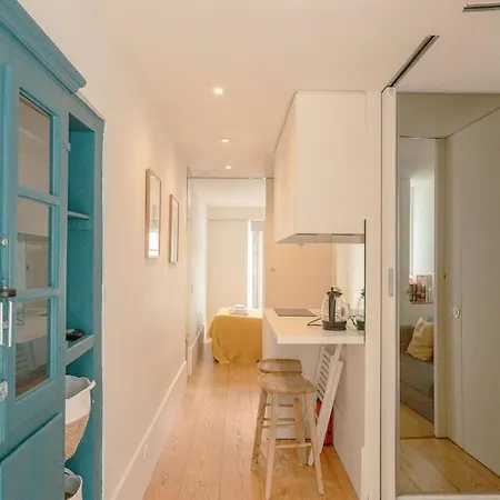 Apartment Cozy 1br, Private Terrace & Pool - Estrela | By Airnest Lisbon