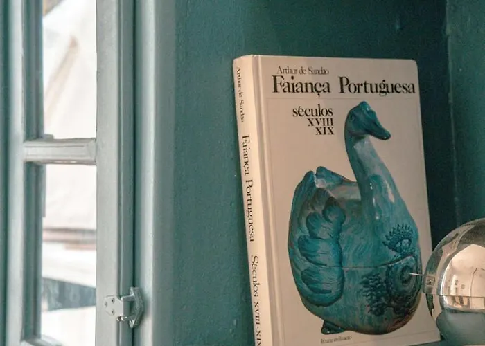 Cozy 1br, Private Terrace & Pool - Estrela | By Airnest Lisboa