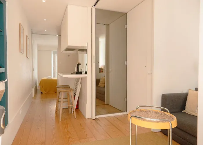 Cozy 1br, Private Terrace & Pool - Estrela | By Airnest Διαμέρισμα Lisboa