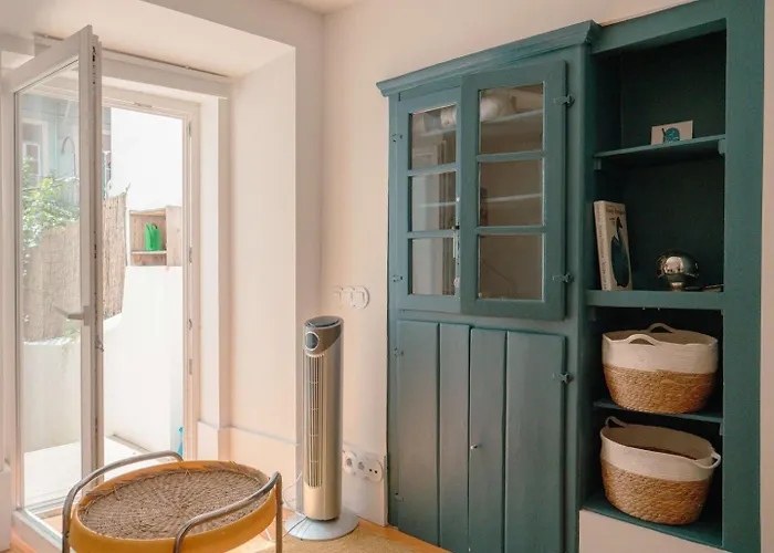 Cozy 1br, Private Terrace & Pool - Estrela | By Airnest Lisboa