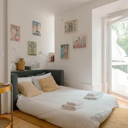 Apartment Cozy 1br, Private Terrace & Pool - Estrela | By Airnest Lissabon