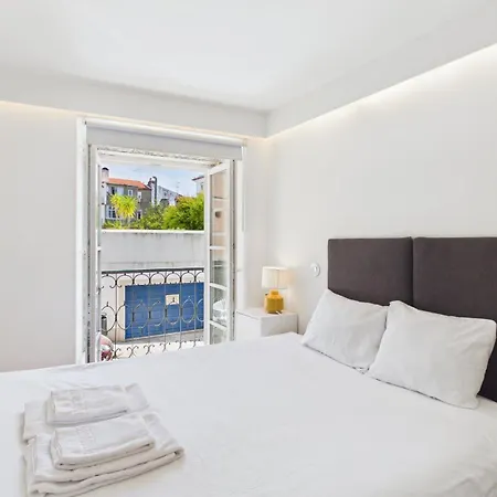 Cozy 1br, Private Terrace & Pool - Estrela | By Airnest Lisboa